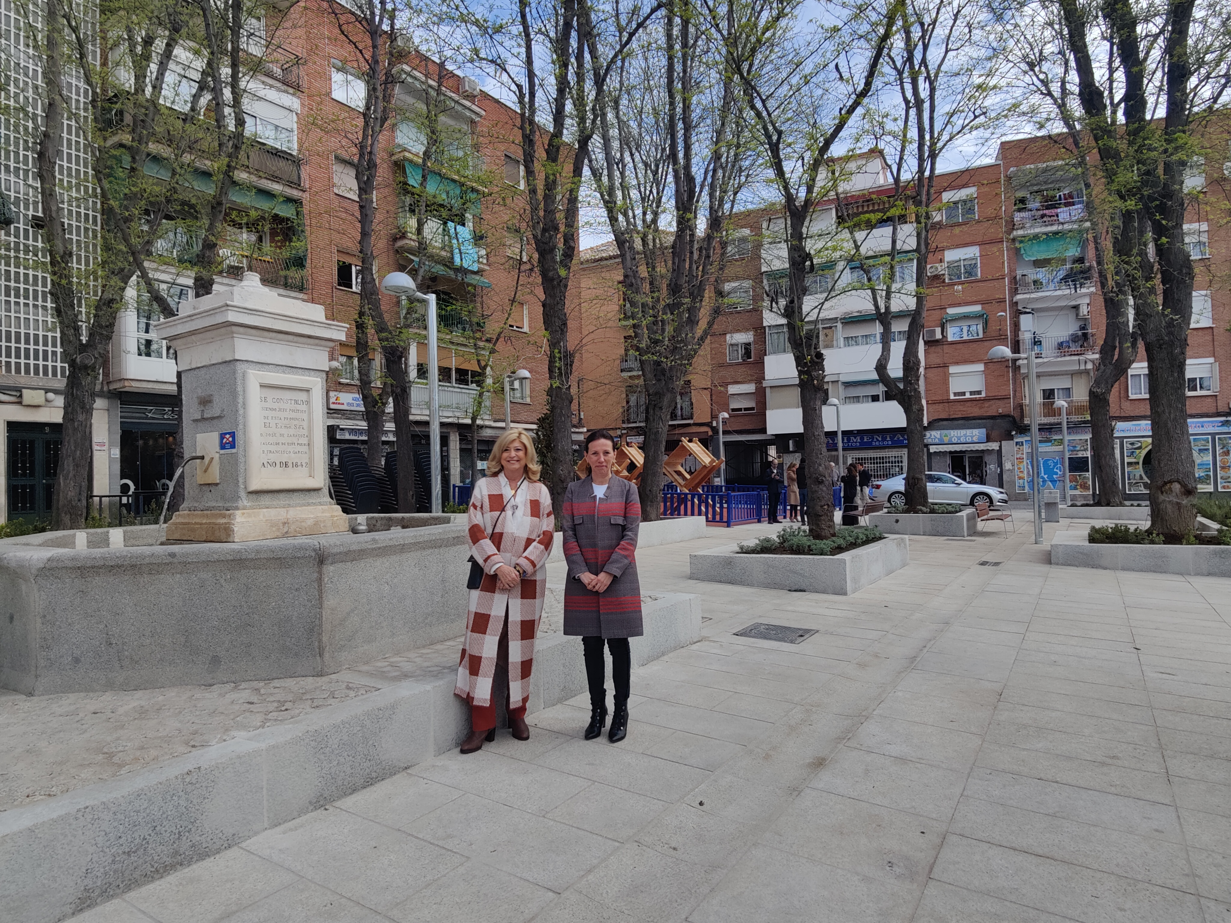 La delegada de Obras y Equipamientos, Paloma García Romero, y la concejala de Villaverde, Concha Chapa, en la plaza Ágata esta mañana